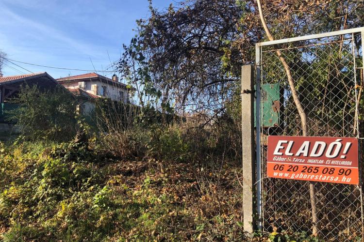 Eladó duplaközműves építési telek, közel a belvároshoz, csodálatos környezetben