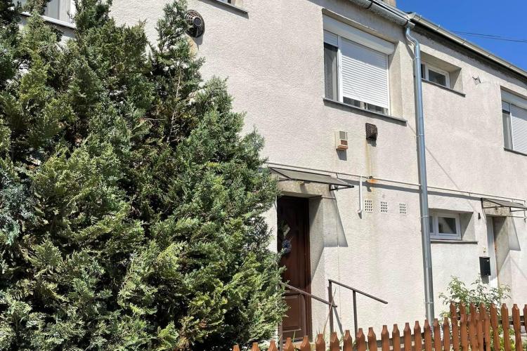 Eladó azonnal költözhető sorház, kiváló elhelyezkedéssel!