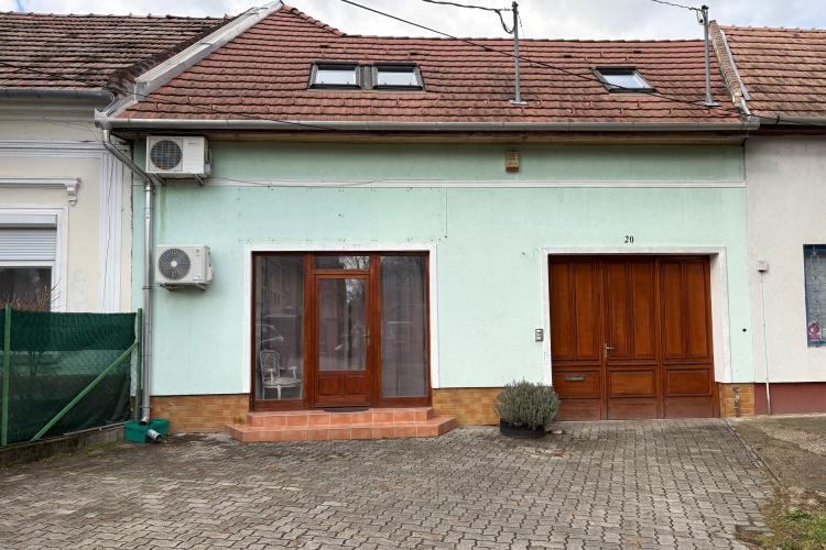 Kétlakásos családi ház, üzlethelyiséggel