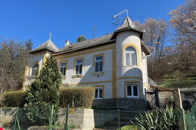 Aranyhegyi villaépületben teljeskörűen felújított 2 szoba+nappalis kertes lakás eladó