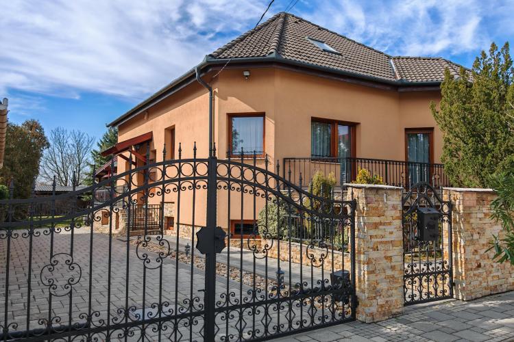 Eladó 6 szobás családi ház, kedvelt környéken, sok extrával