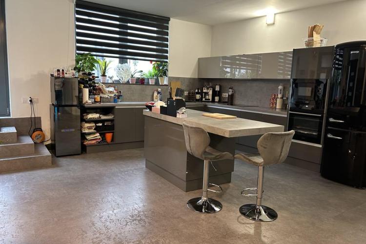 Eladó téglaépítésű liftes lakás, egyedi kialakítással a belvárosban