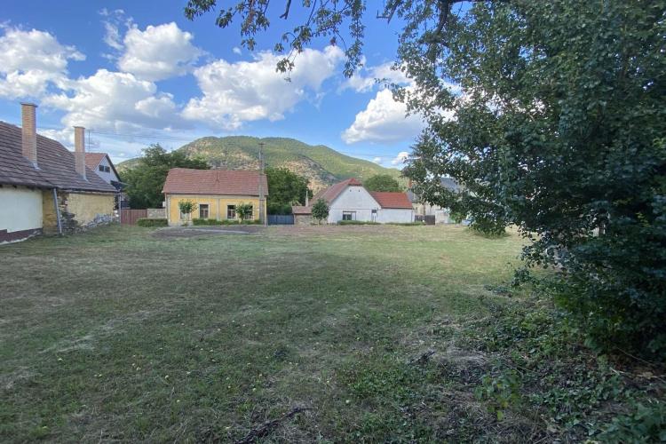 Dömösi panorámás építési telek, központi helyen, 40%-os beépíthetőséggel