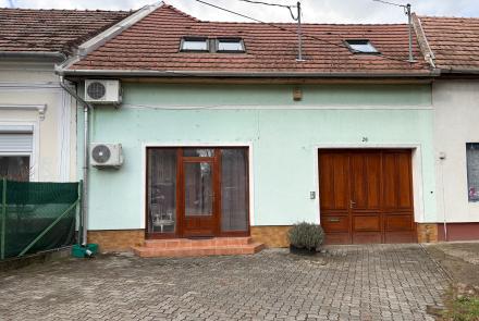 Kétlakásos családi ház, üzlethelyiséggel