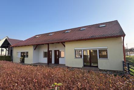 Újszerű állapotú, teljesen újjáépített tégla lakás, kerttel