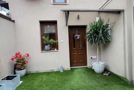 Belváros közeli korszerű lakóház, újszerű állapotban ELADÓ